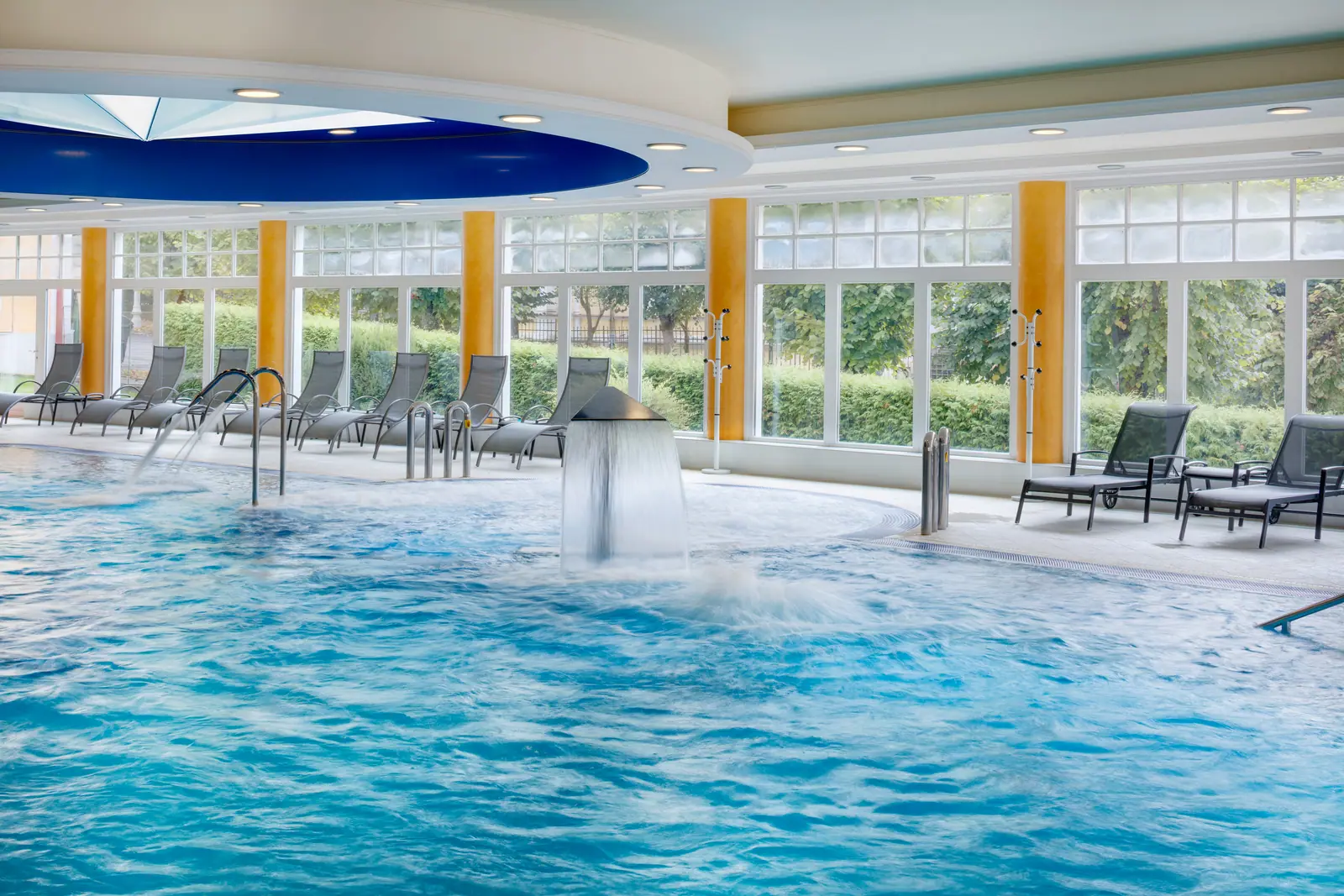 Hotelpool mit Tageslicht