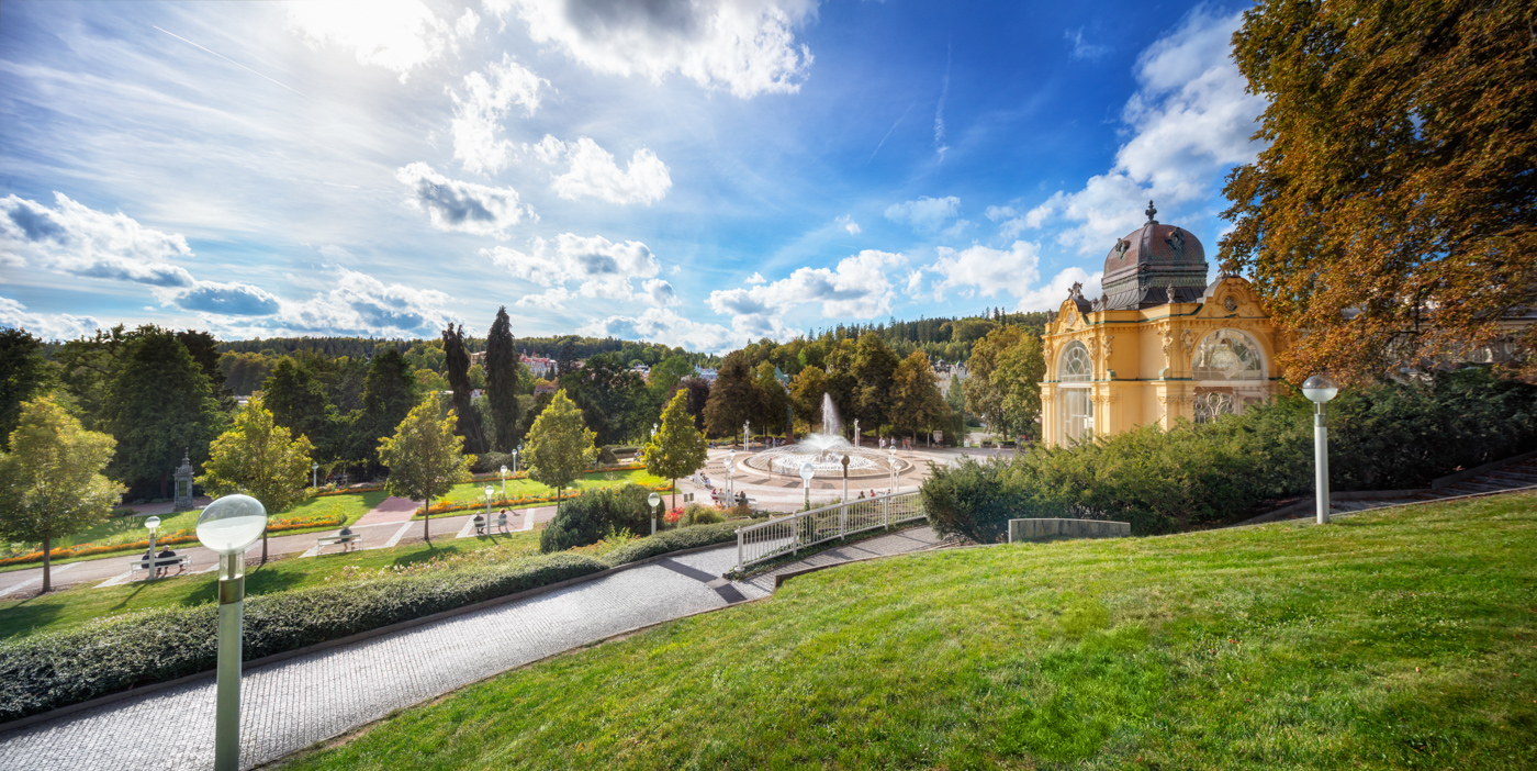 Panoramic view across the spa park with the colonnade and fountain