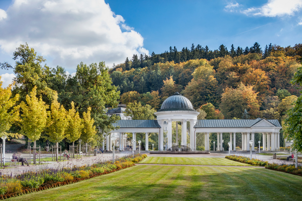 Kolonnade der Rudolfs- und Karolinenquelle zwischen herbstlich gefärbten Bäumen