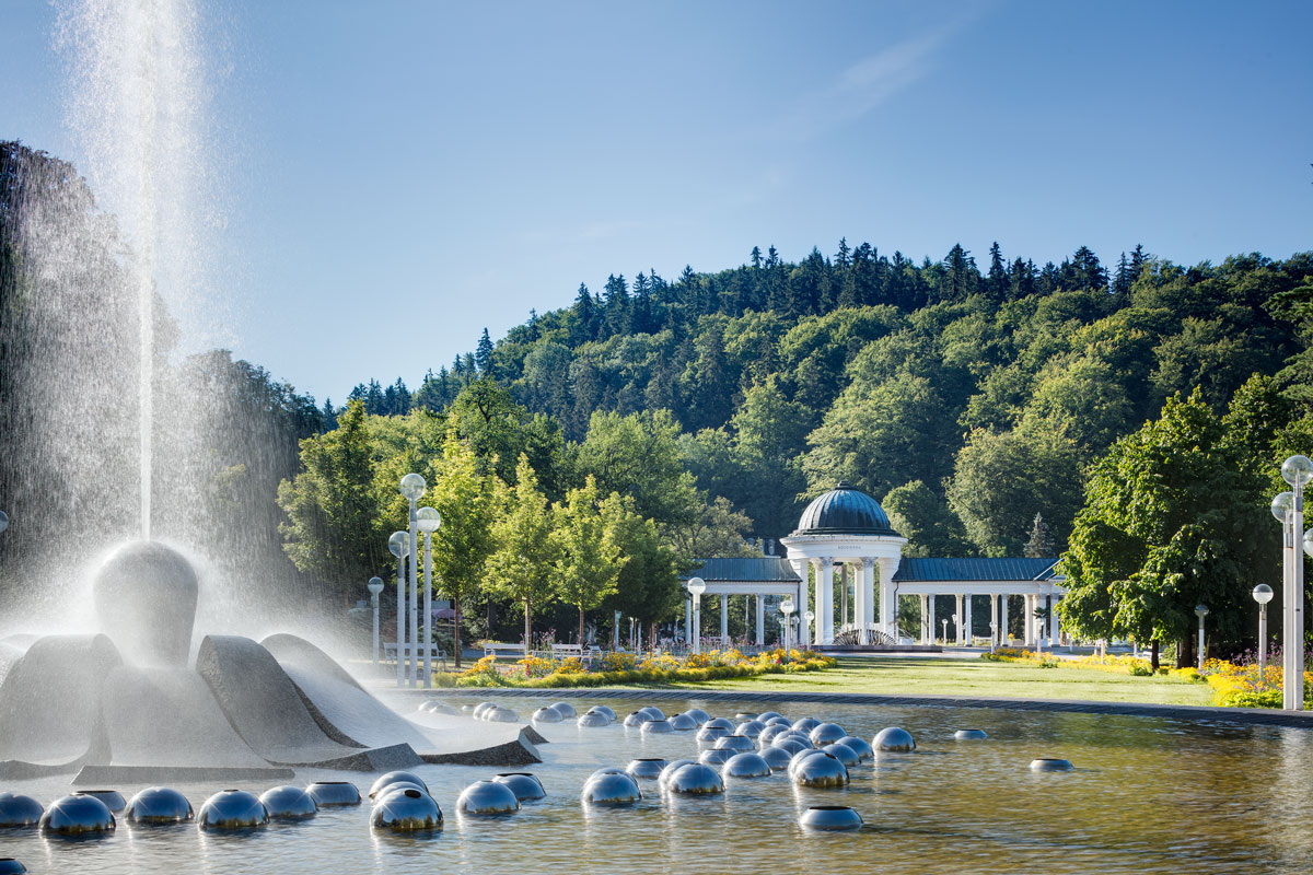 Jets of the Singing Fountain in full sun with the pavilion behind