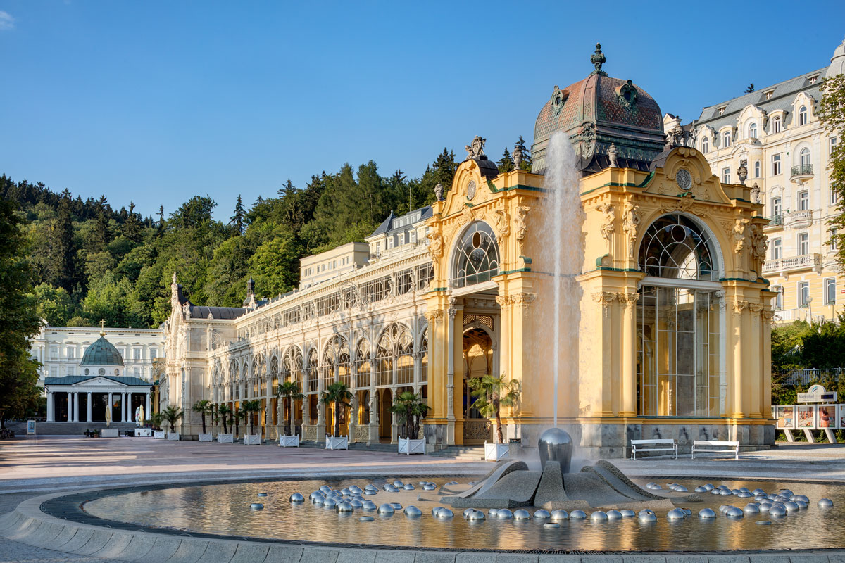 The Singing Fountain in front of the colonnade, jets rising with the pavilion behind