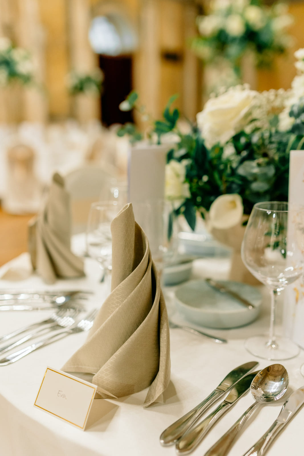 Detail des Gedecks mit Namenskarte auf der Hochzeitstafel