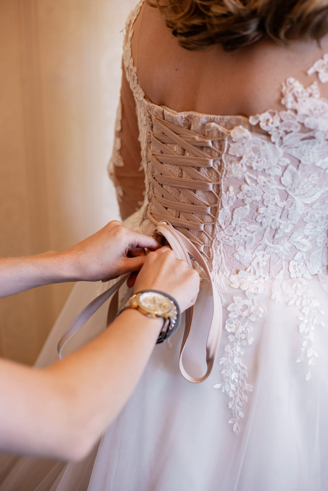 Detail der Schnürung am Rücken des Brautkleids