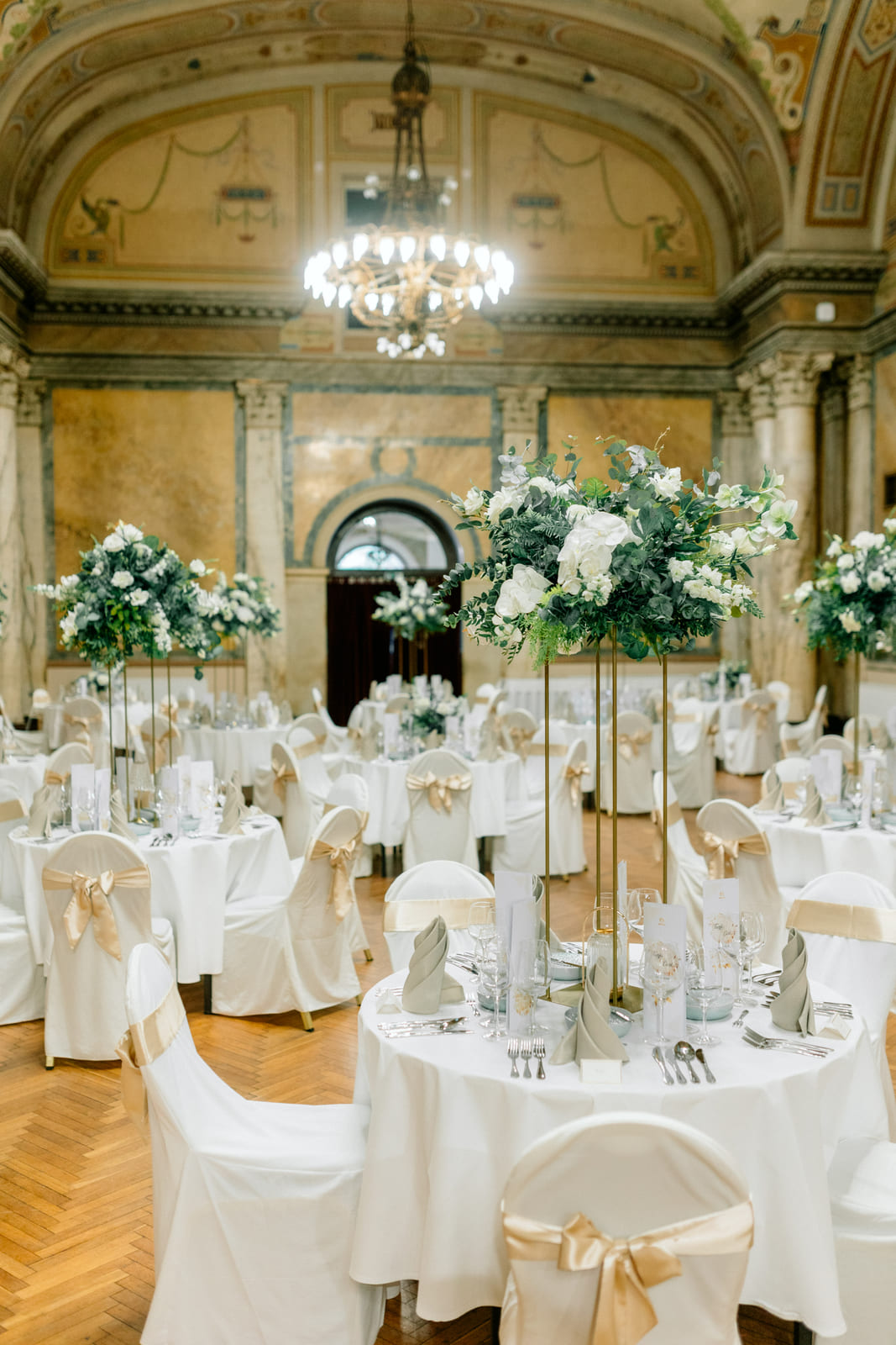 Hochzeitstafel im historischen Saal mit Freskendecke