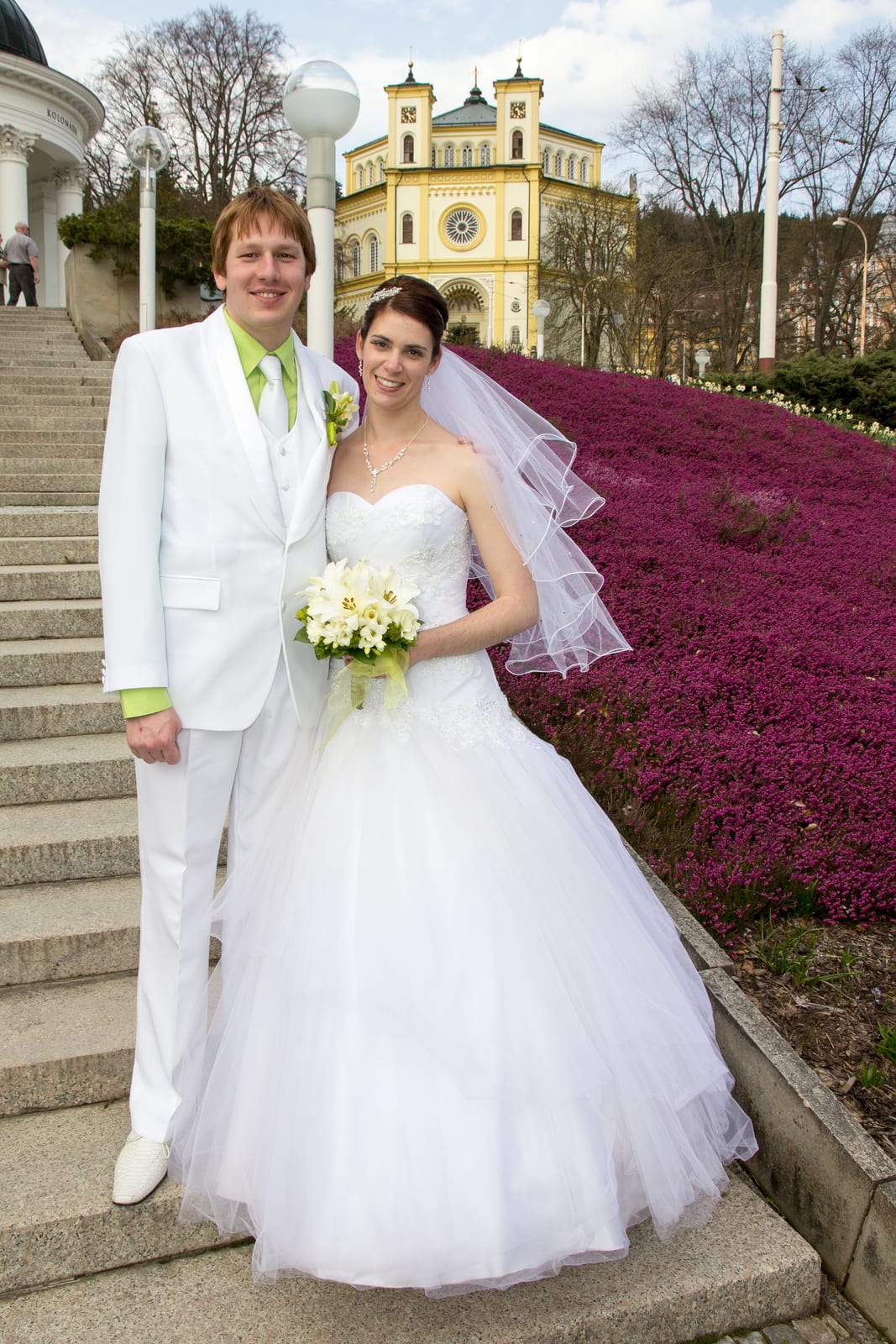 Hochzeitspaar auf der Treppe unterhalb der Kirche Mariä Himmelfahrt in Marienbad