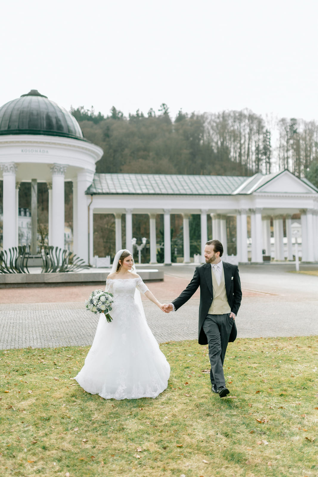 Hochzeitspaar vor dem Pavillon der Kreuzquelle im Kurpark