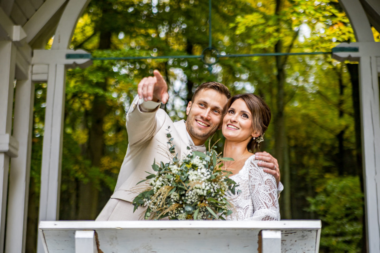 Hochzeitspaar im Gartenpavillon