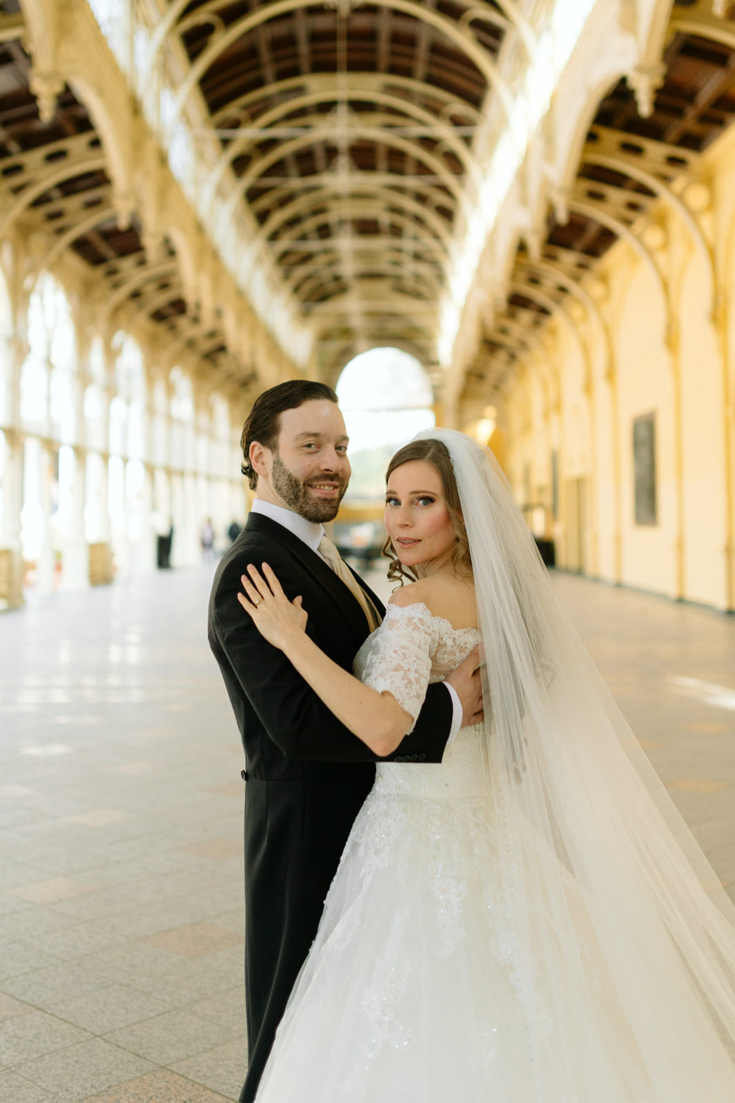 Hochzeitspaar in der Arkade der Hauptkolonnade mit bemalter Decke