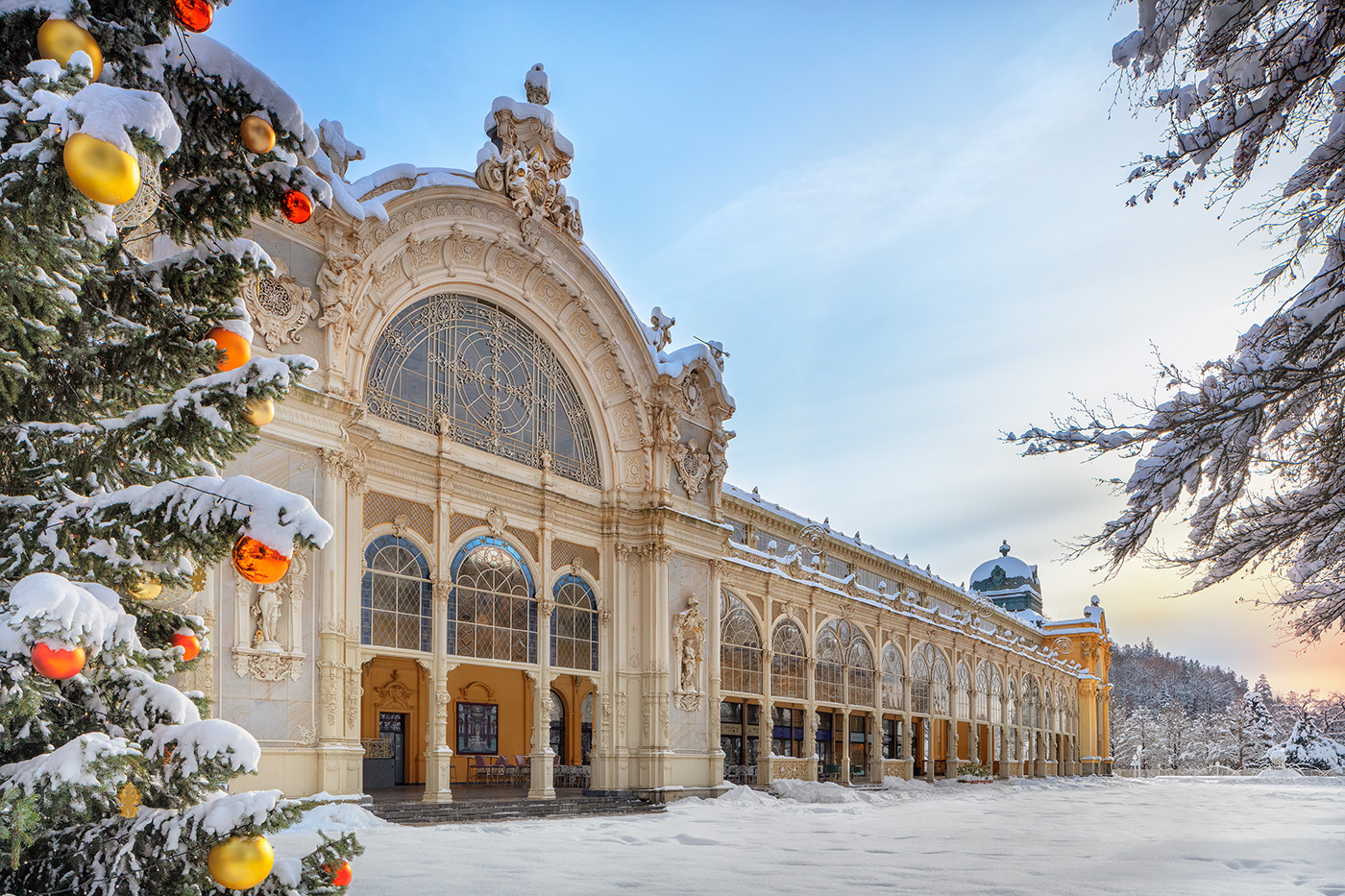 Marienbad mit Kindern im Winter: Nikolaus an der Kolonnade, Miniaturen im Schnee und ein Pool mit Tageslicht